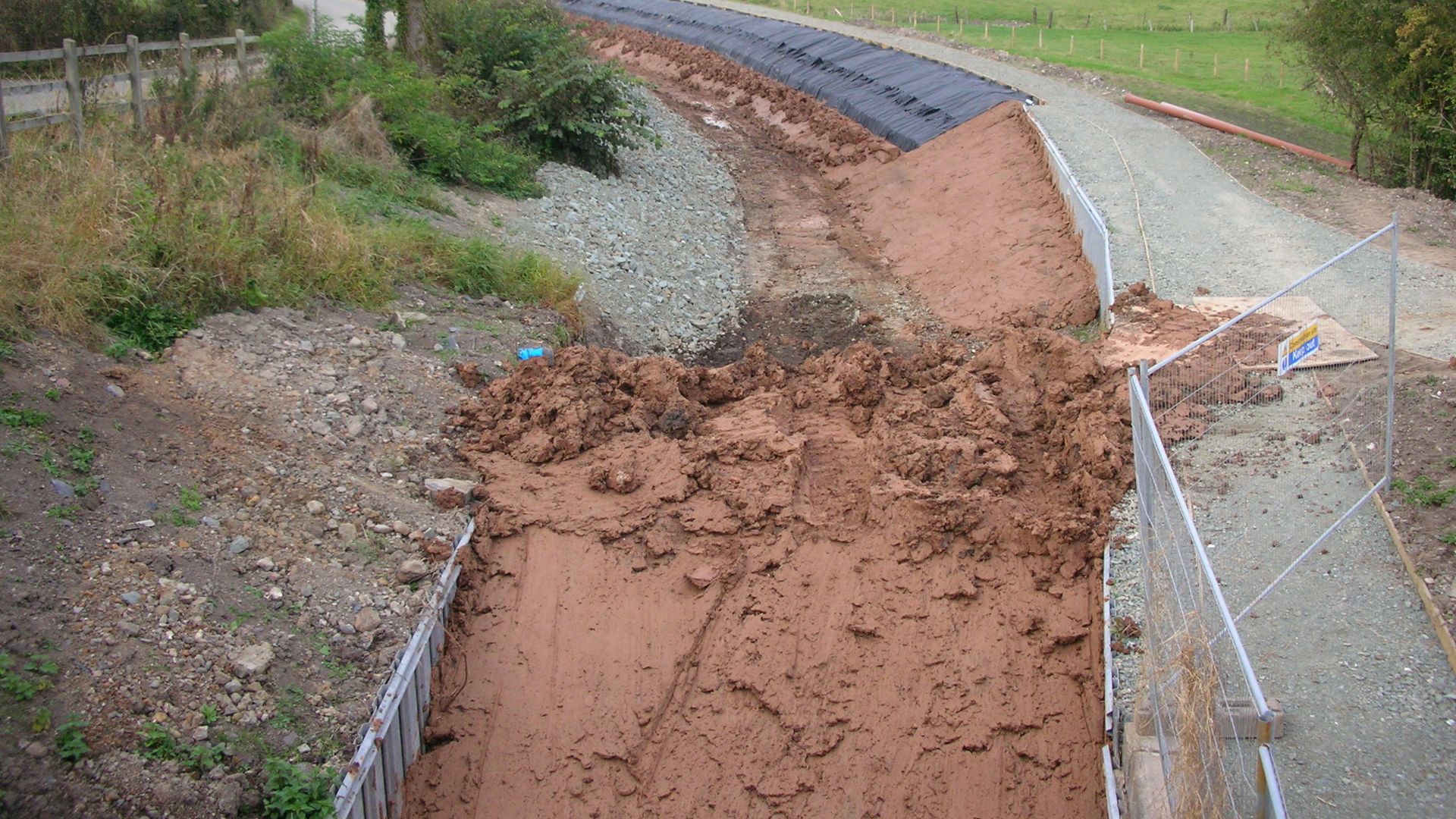 File:Montgomery Canal at Redwith Bridge puddled.jpg