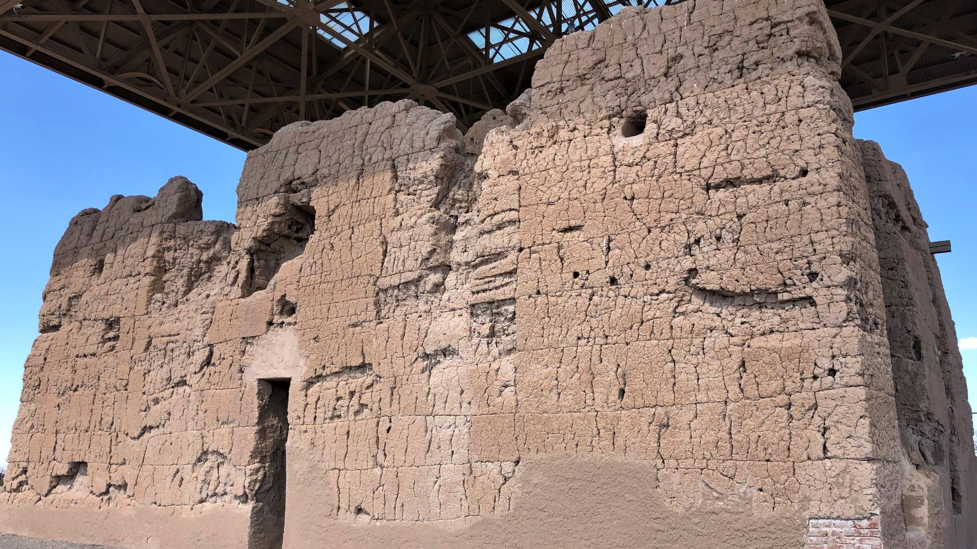 File:2021 Sivan Vahkih, Casa Grande Ruins, west facade.jpg