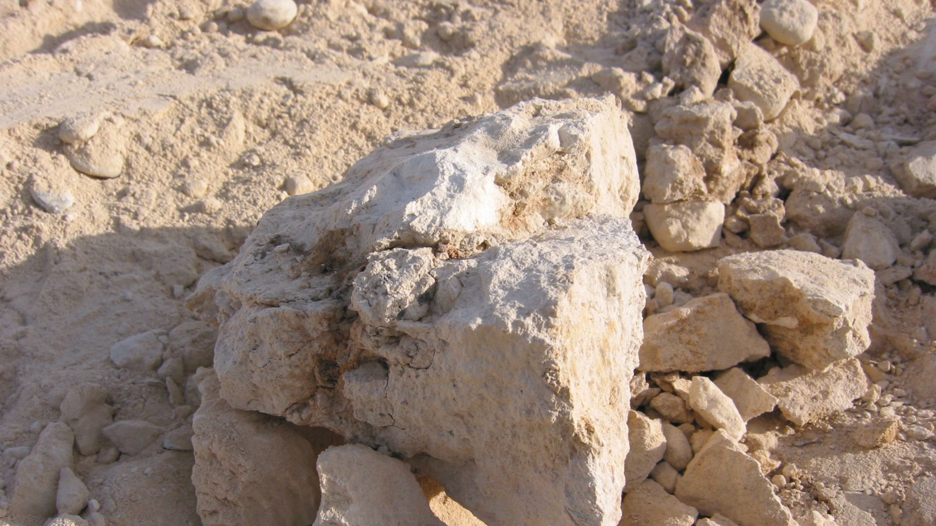 File:Caliche Rock.jpg