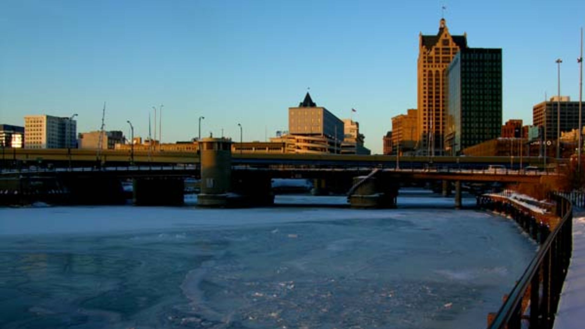 File:Milwaukee River frozen over.jpg
