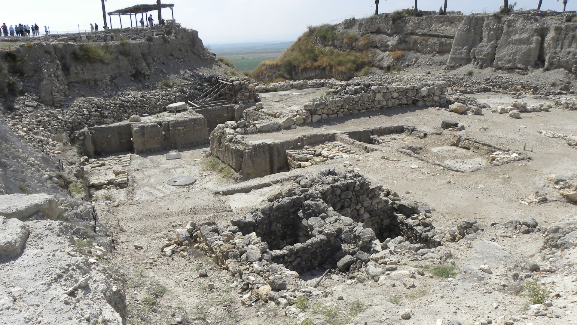 File:Excavations at Tel Megiddo (20693205846).jpg