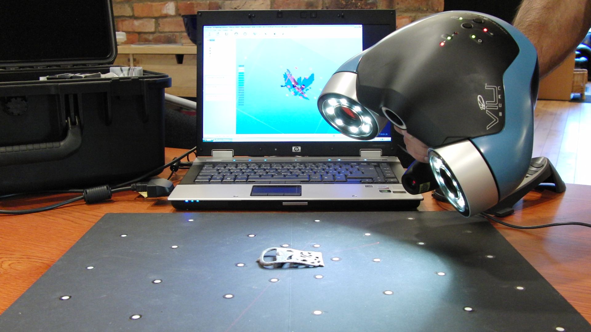 File:VIUscan handheld 3D scanner in use.jpg