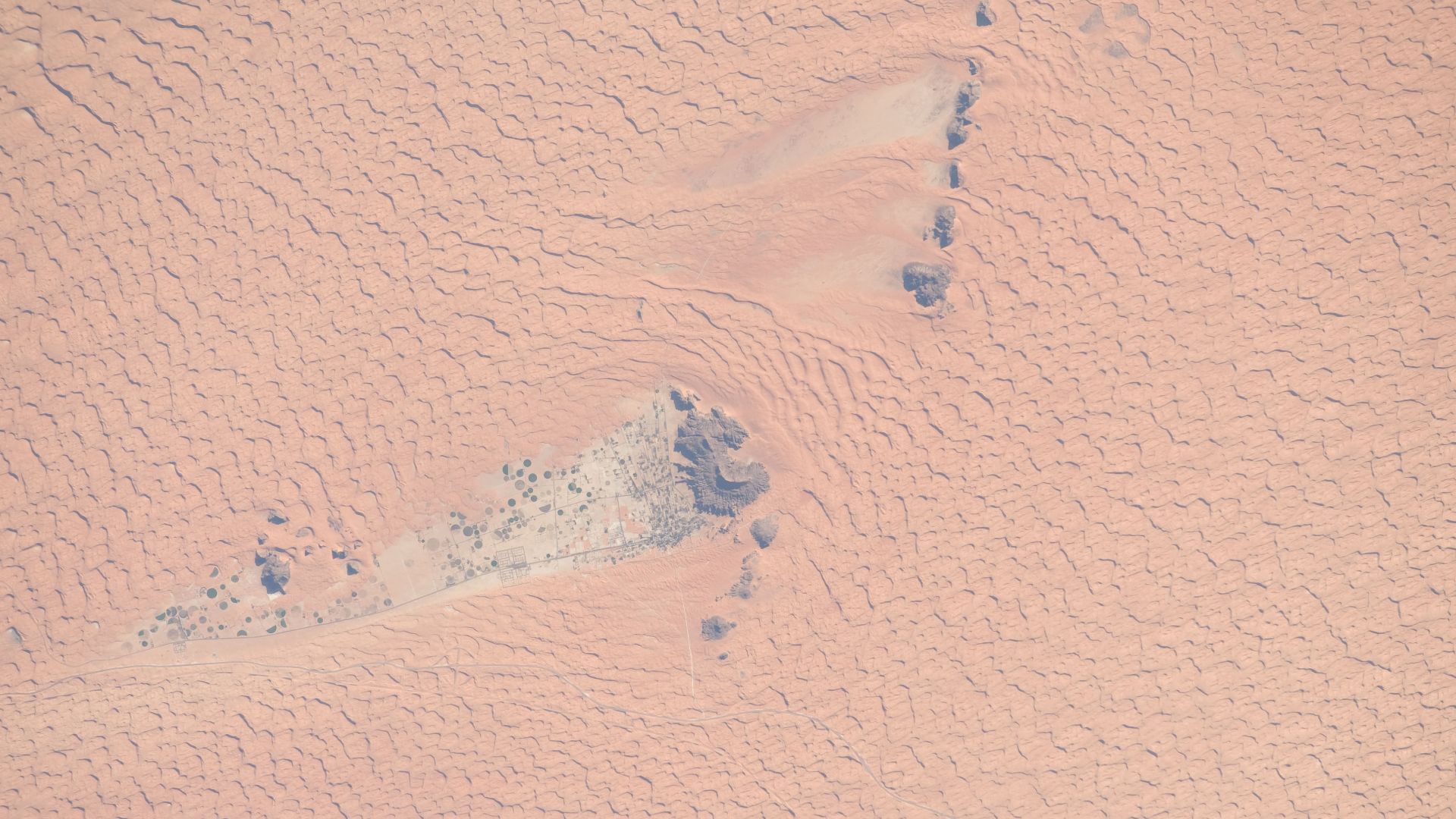 File:ISS022-E-7242 - View of Saudi Arabia.jpg