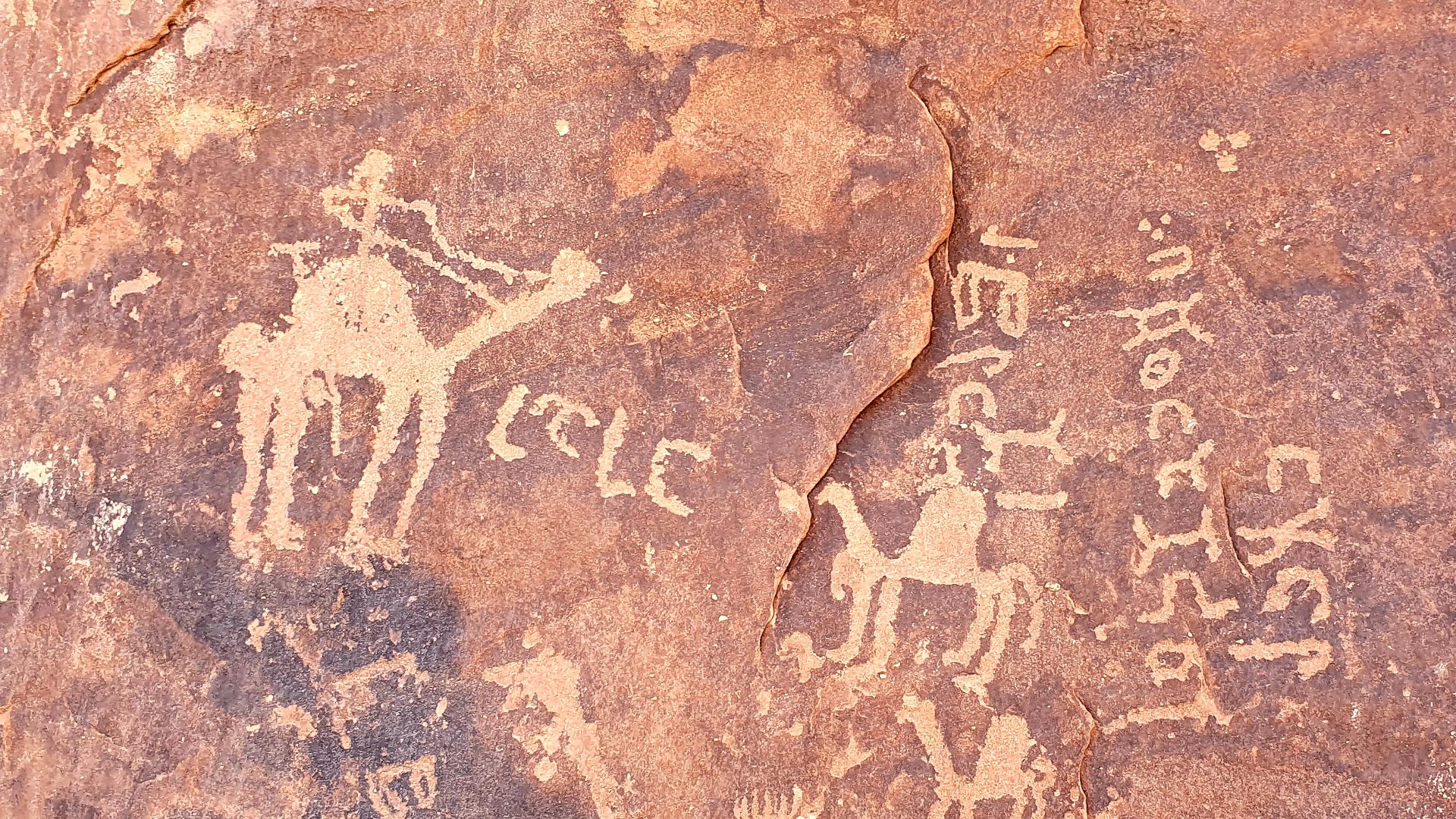 File:Jubbah rock art showing camels, hunters and Thamudic inscriptions (3).jpg