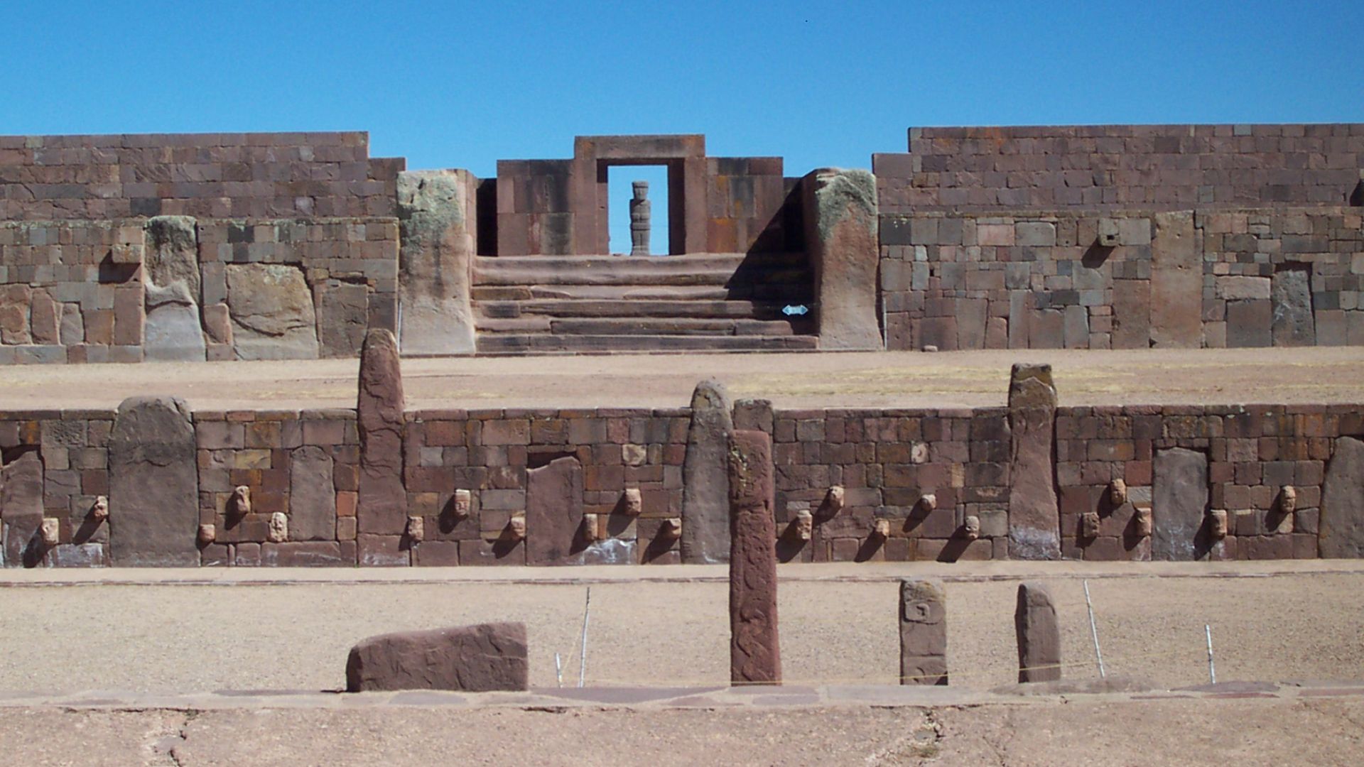 File:Tiwanaku VerzonkenTempel.jpg