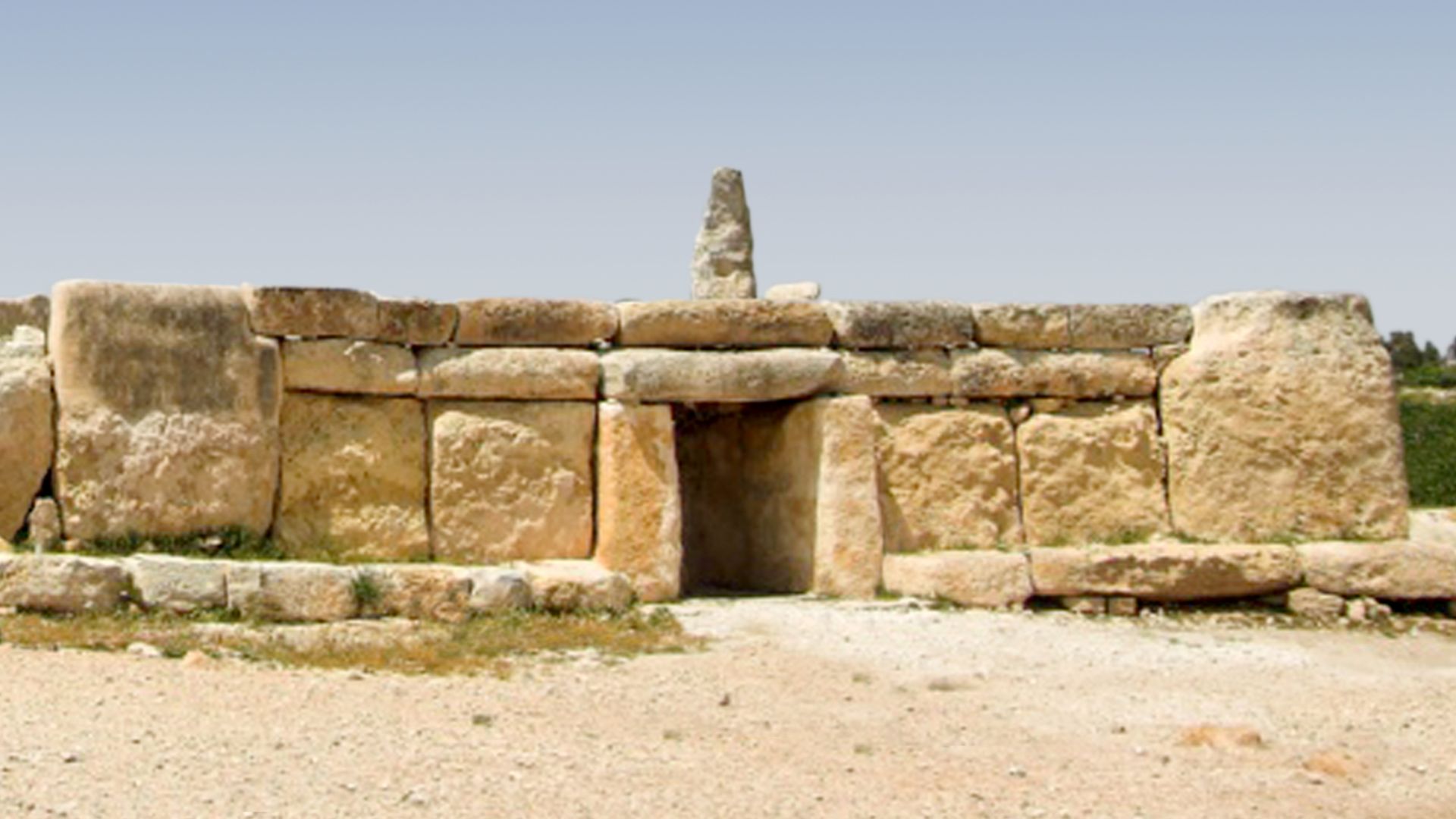 File:Facade Hagar Qim.jpg