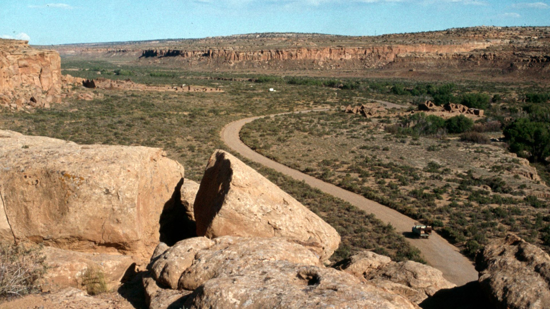 File:Chaco Canyon-10-1982-gje.jpg