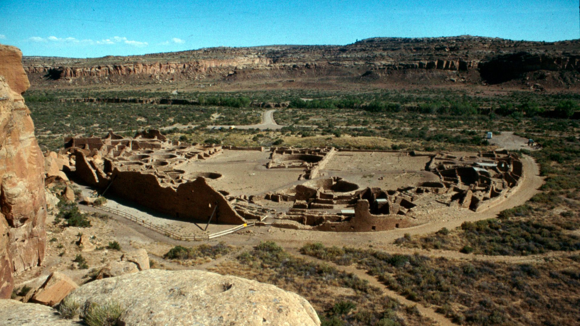 File:Chaco Canyon-Pueblo Bonito-02-von oben-1982-gje.jpg