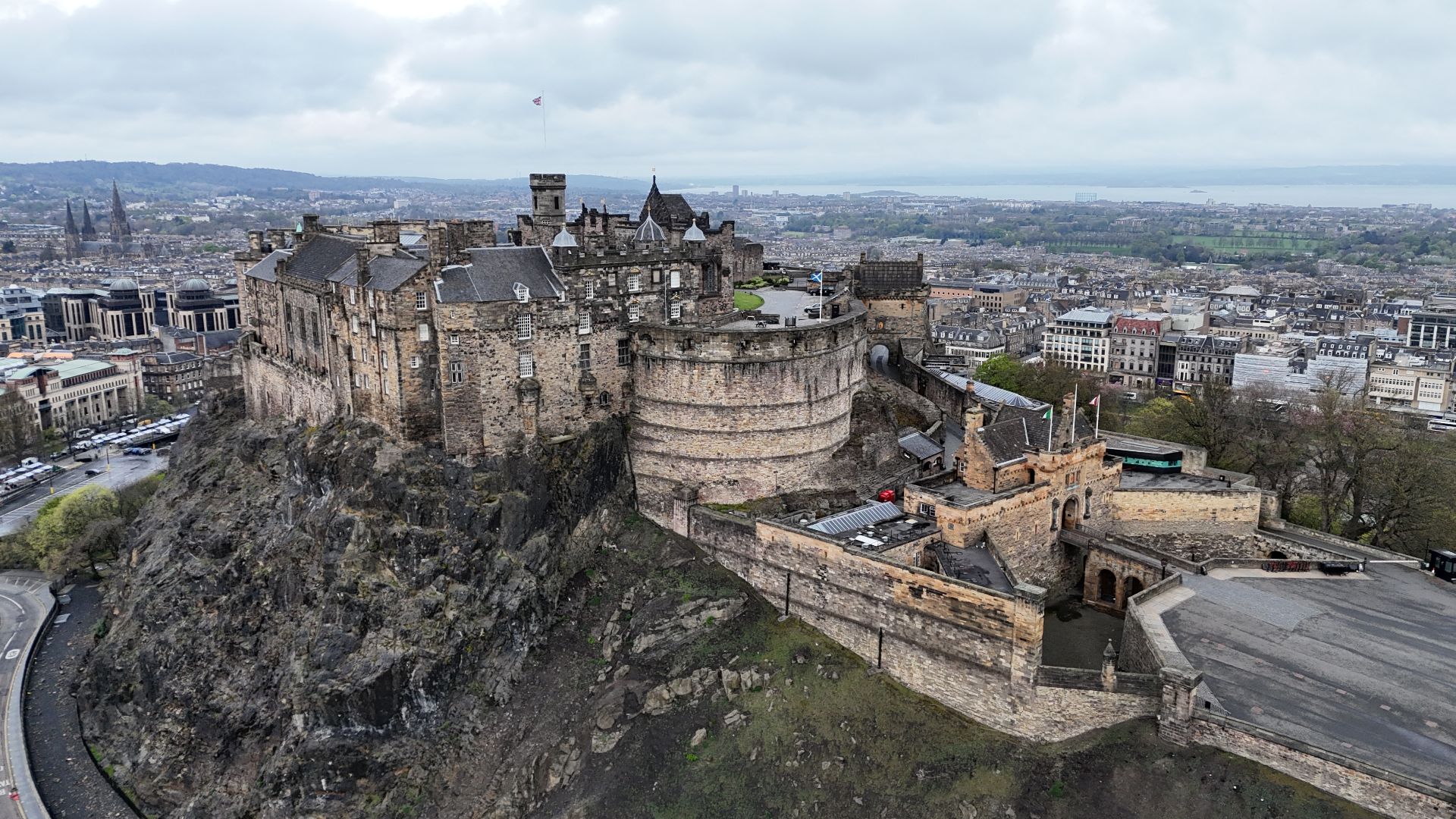 File:Edinburgh Castle - aerial - 2025-04-19 03.jpg