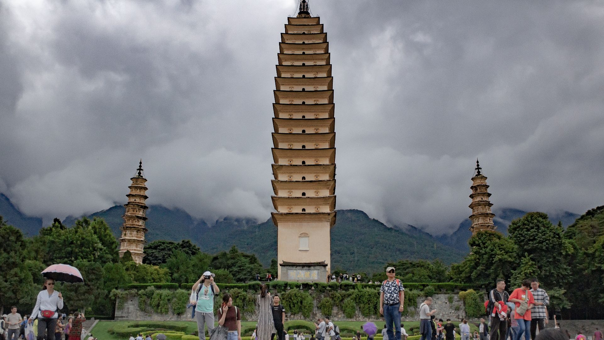 File:Three Pagodas of Chongsheng Temple front view from entrance.jpg