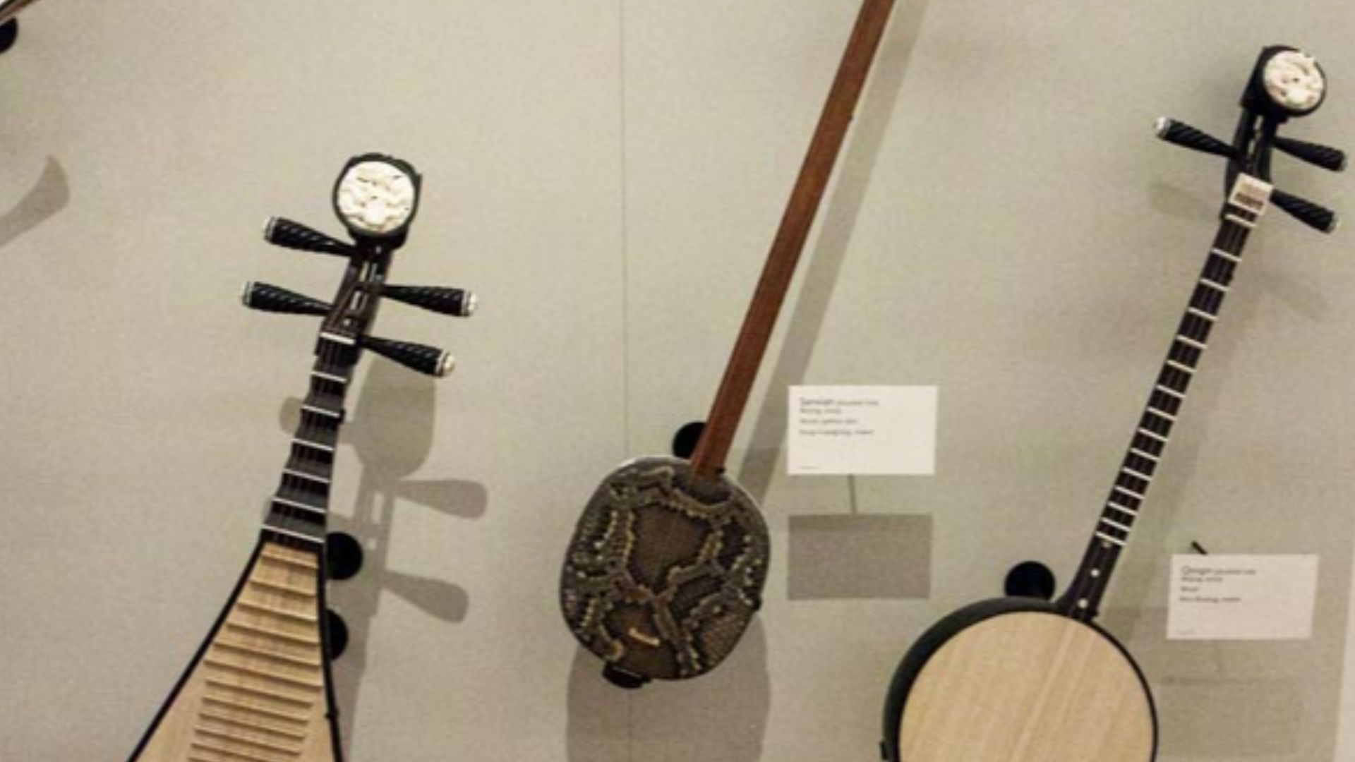 File:Musical instruments on display at the MIM (14165214980).jpg