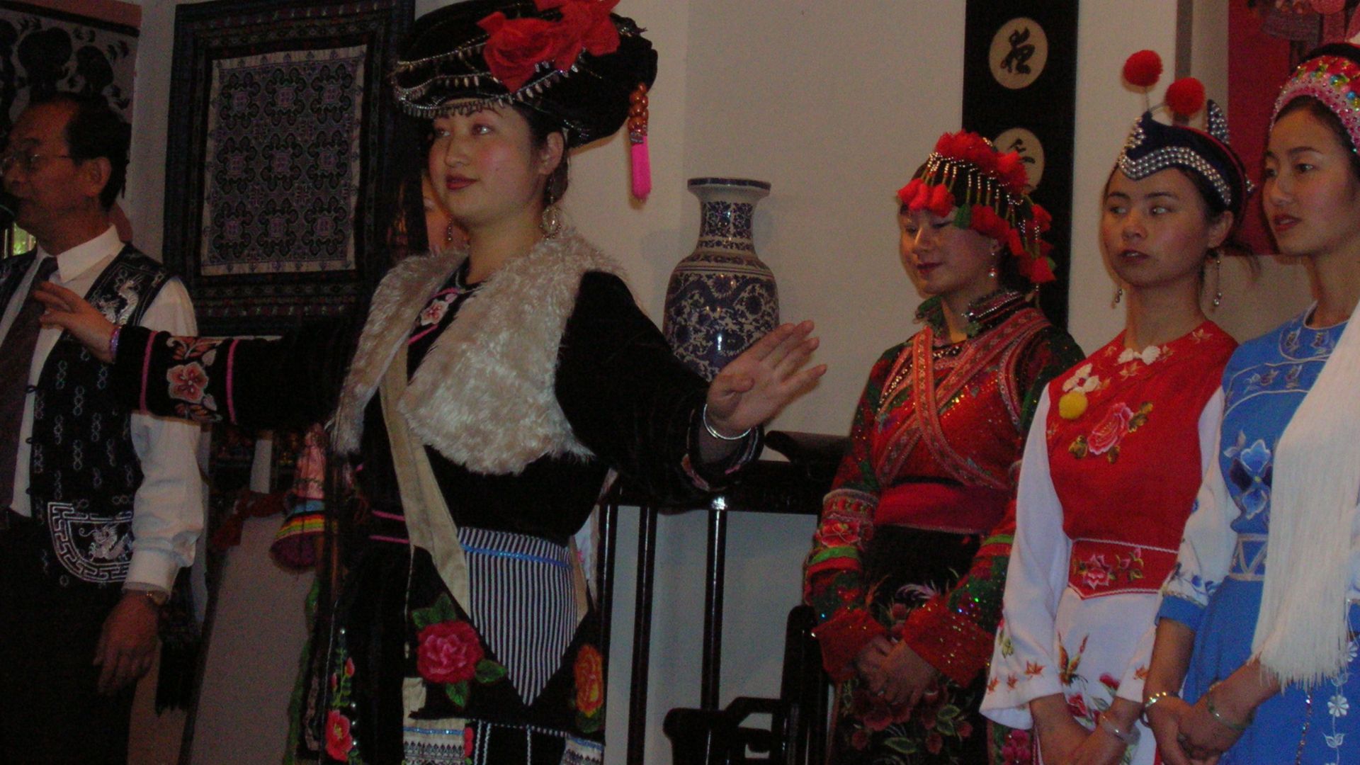 File:Bai female costumes.JPG
