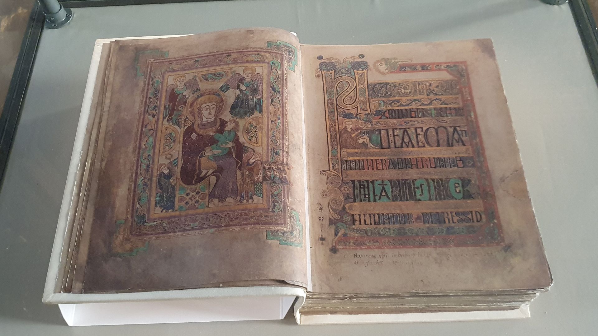 File:Facsimile of the book of kells-Interior of the Old Library, Trinity College, Dublin.jpg