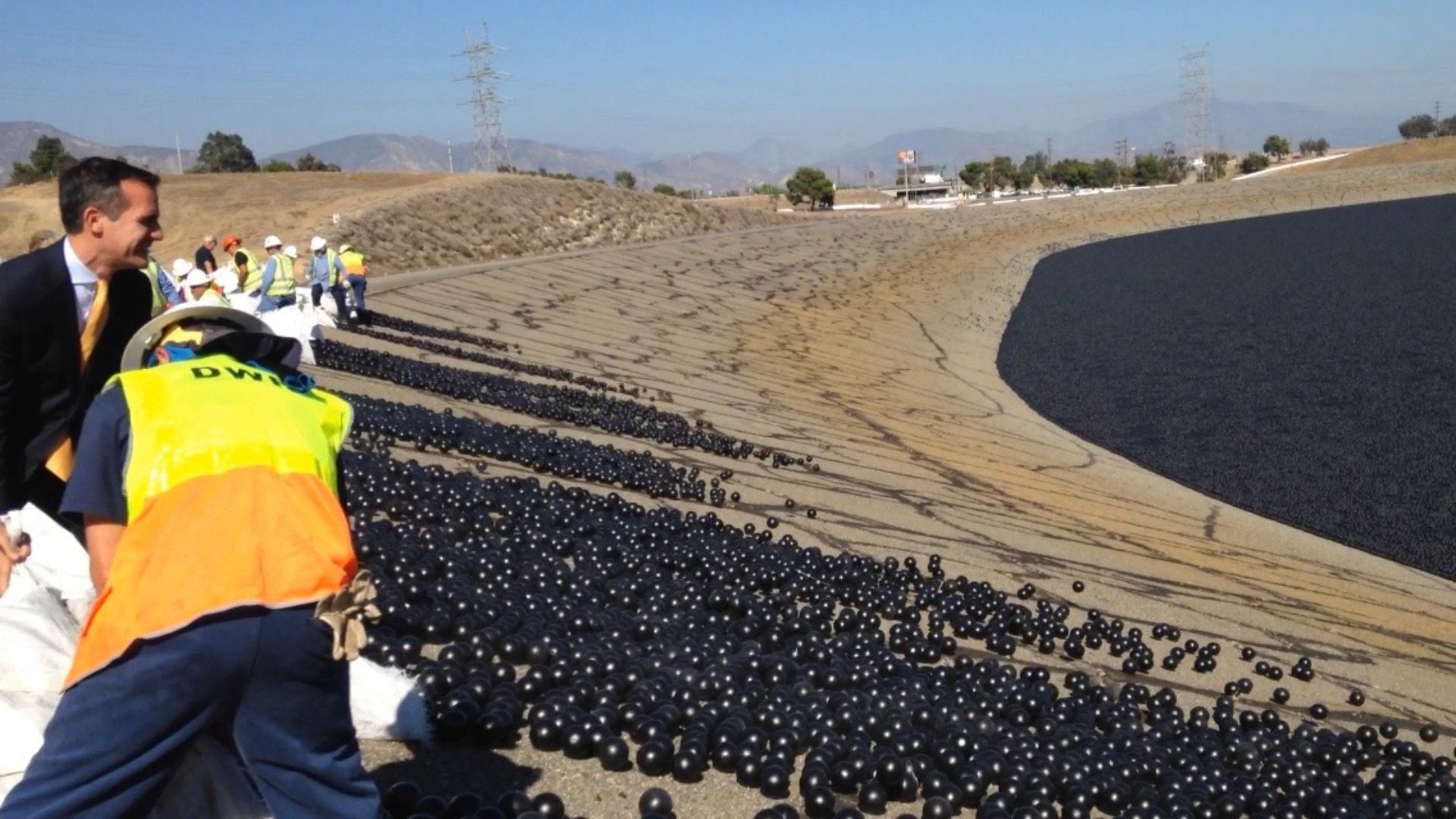 File:Deployment of Shade Balls at the LA Reservoir (20580703750).jpg