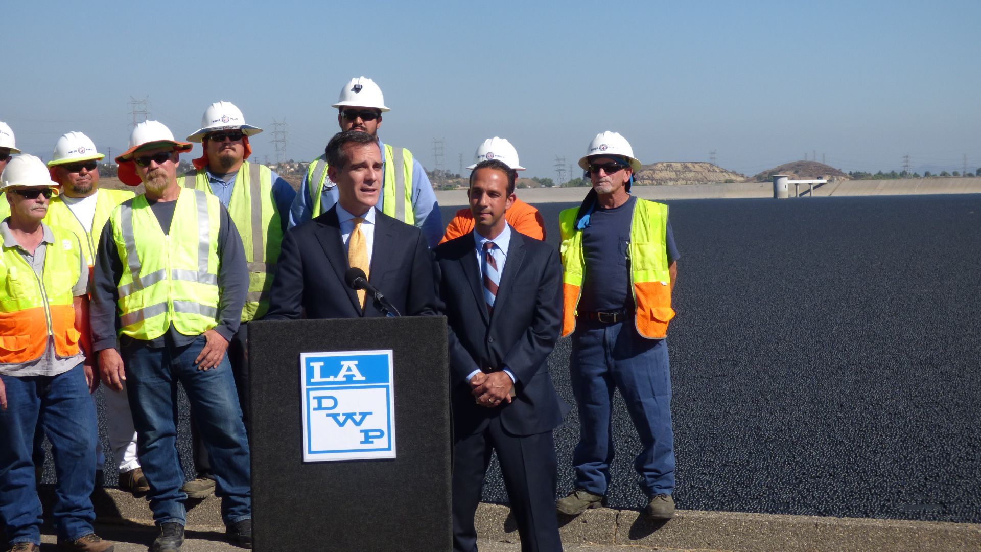 File:Deployment of Shade Balls at the LA Reservoir (20580695960).jpg