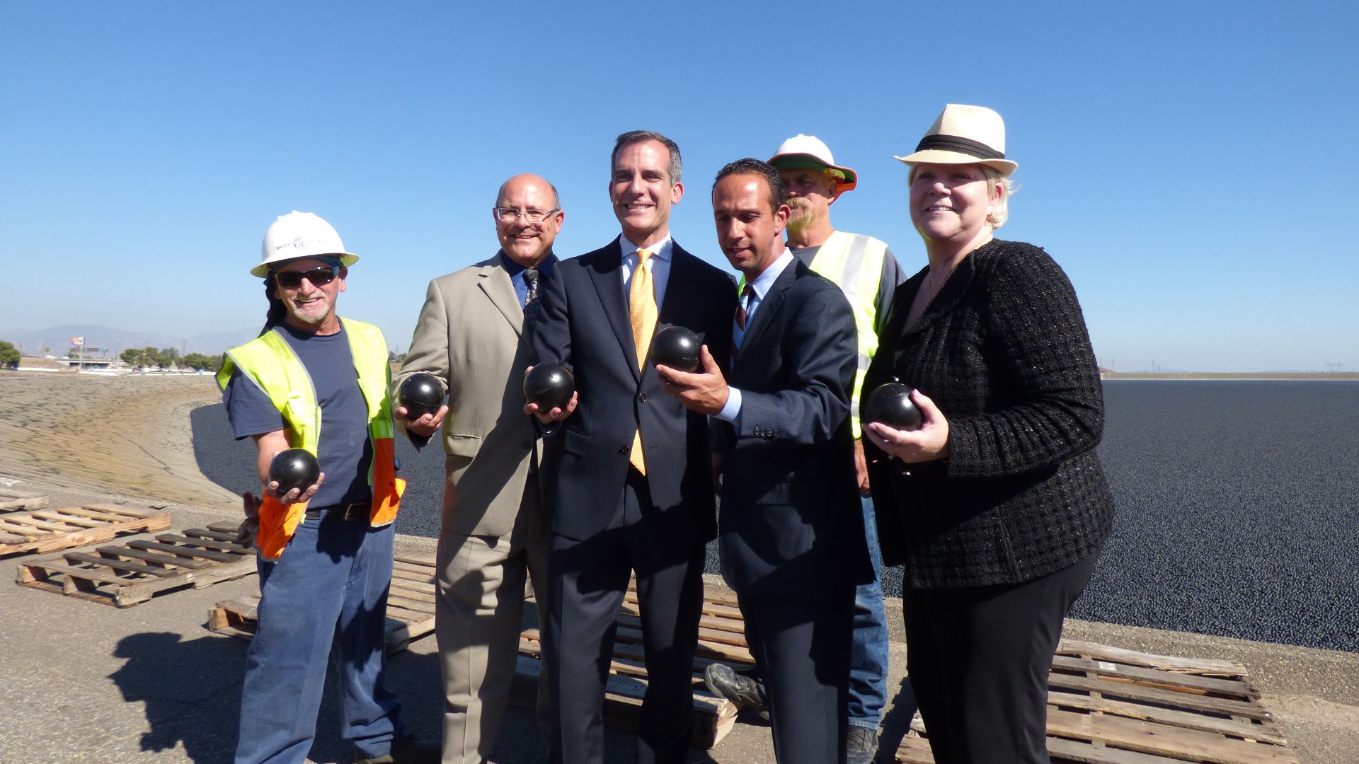 File:Deployment of Shade Balls at the LA Reservoir (20146082664).jpg