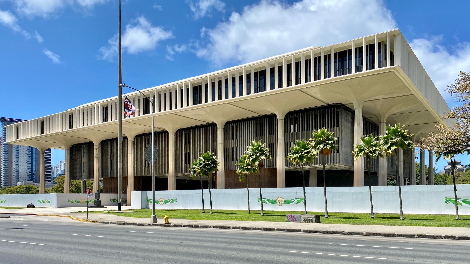 File:Hawaii State Capitol, Beretania Street, Honolulu, HI - 52219727037.jpg