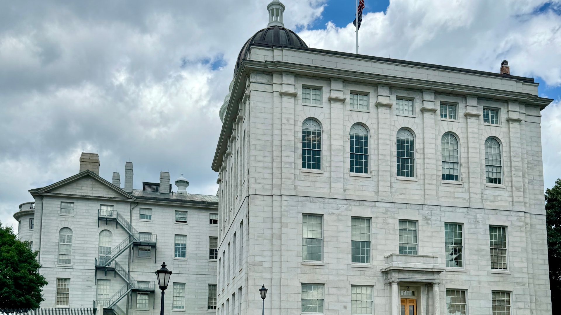 File:Maine State House, State Street and Capitol Street, Augusta, ME - 54367340283.jpg