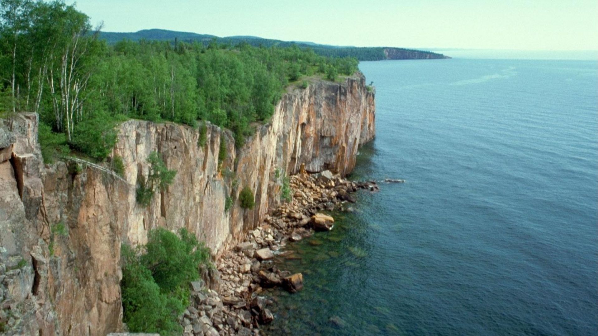 File:Lake Superior North Shore(v2).jpg