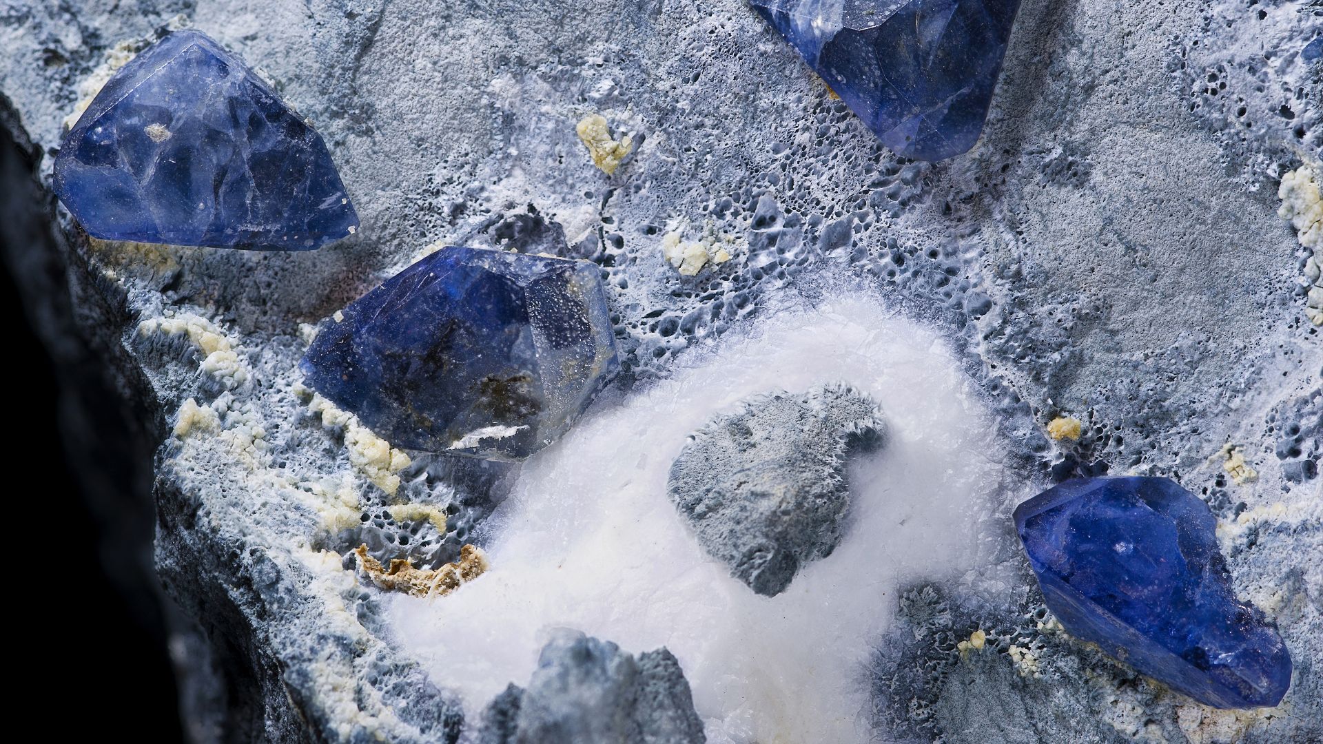 File:Benitoite HD.jpg