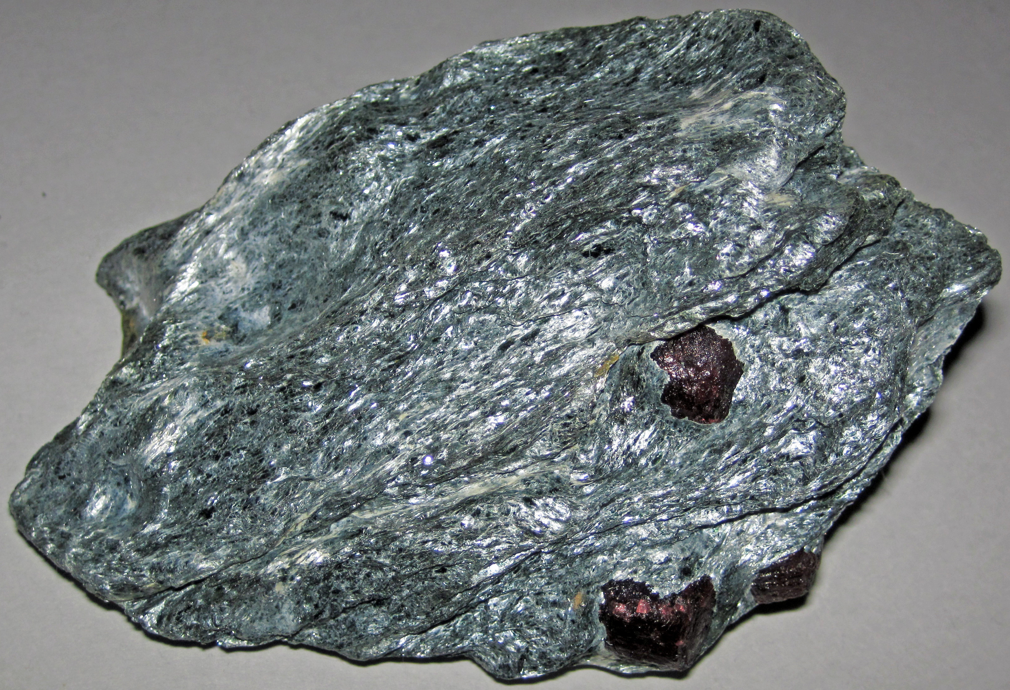 File:Garnet-chlorite schist (Lake Martin, Alabama, USA) 1 (46519663424).jpg
