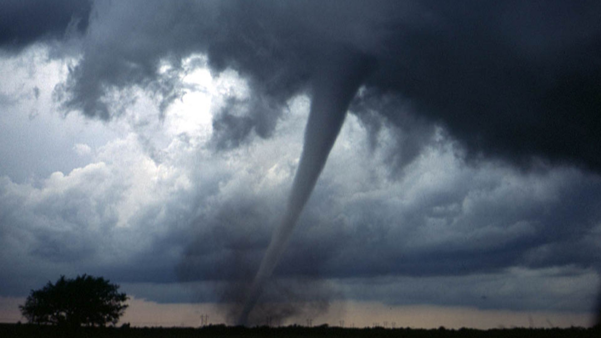 File:A tornado near Anadarko, Oklahoma, on May 3, 1999.jpg