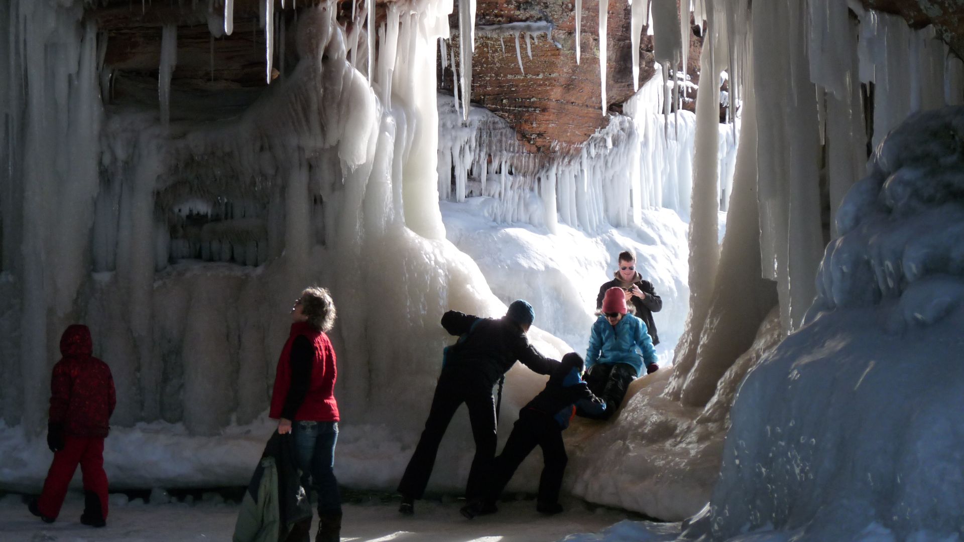 File:Apostle Island Sea Cave in Winter.jpg