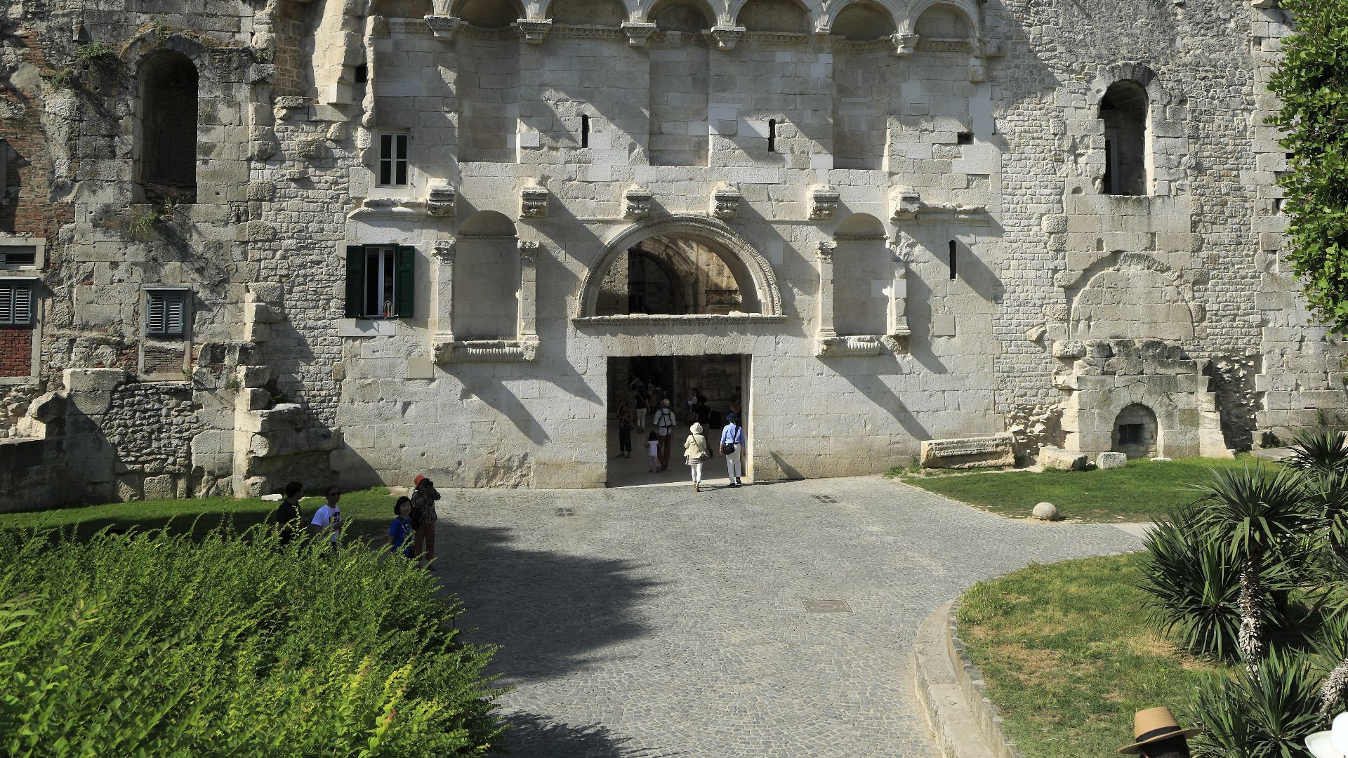 File:J32 370 Diokletianspalast, »Goldenes Tor«.jpg