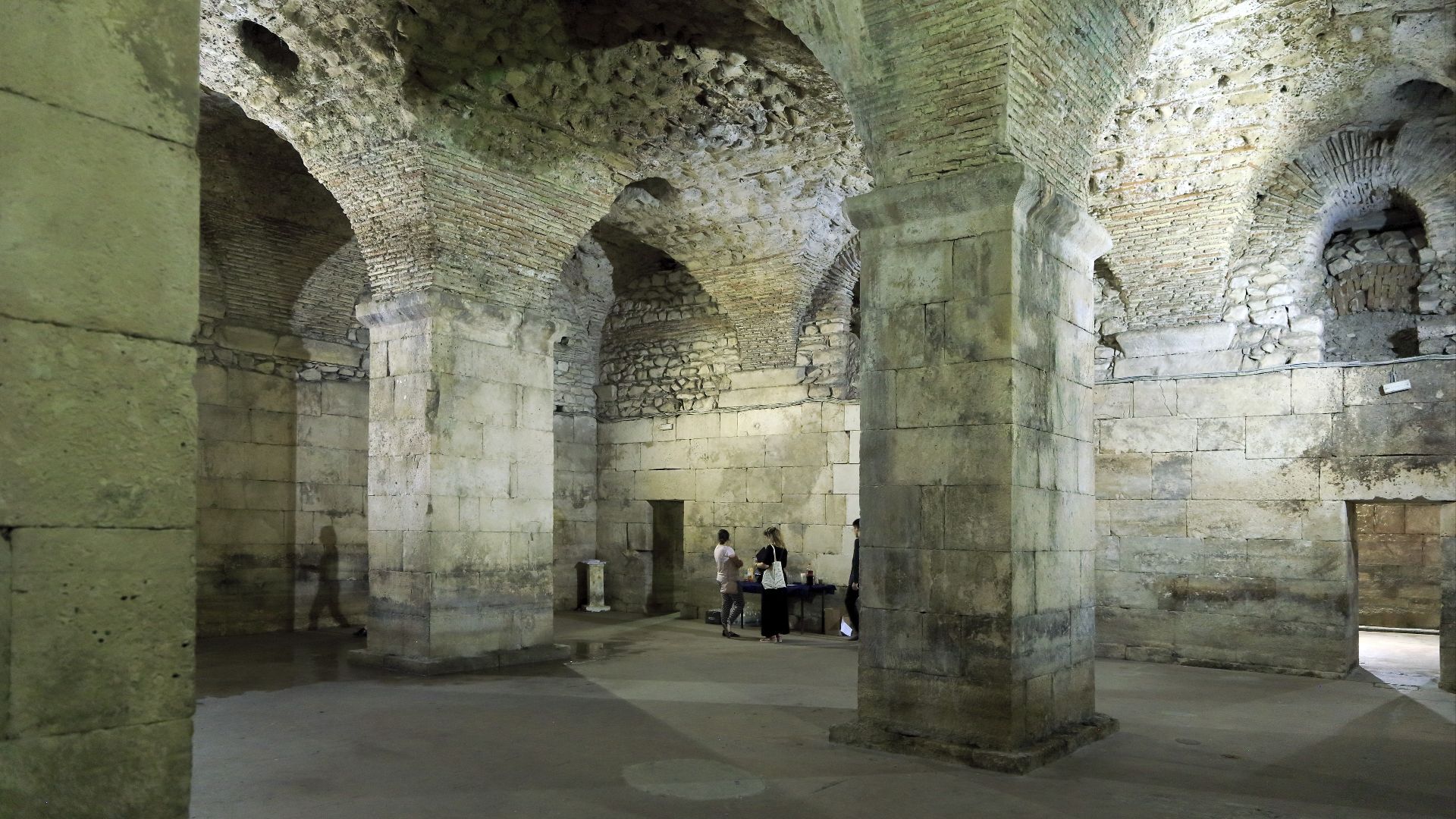 File:J32 824 Diokletianspalast, Pfeilerhalle.jpg