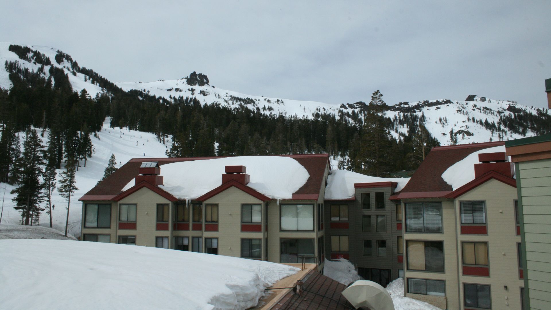 File:Kirkwood Mountain Resort condos.jpg