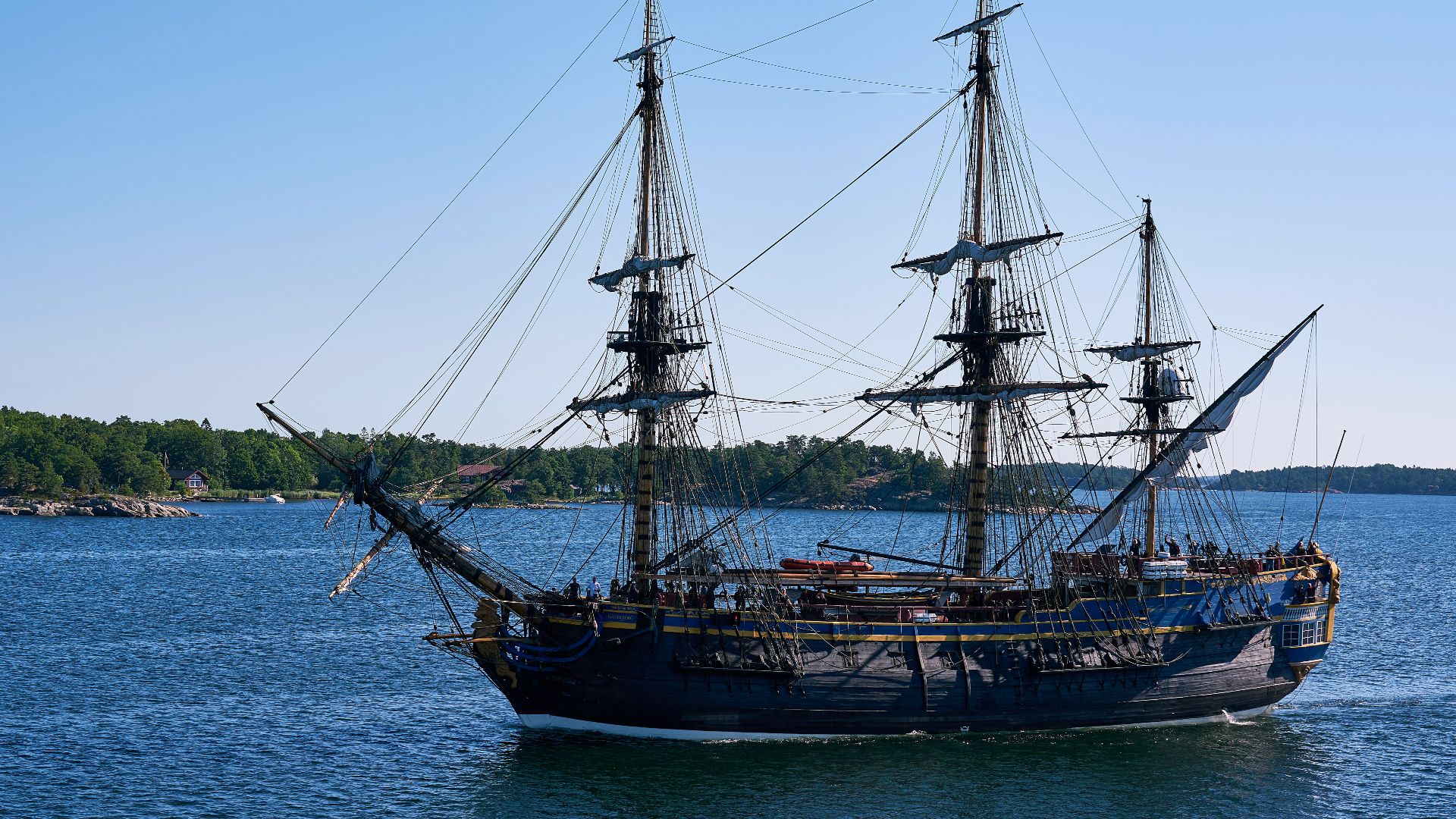 File:0628 Sailing ship Götheborg in Stockholm archipelago - port side V-P.jpg