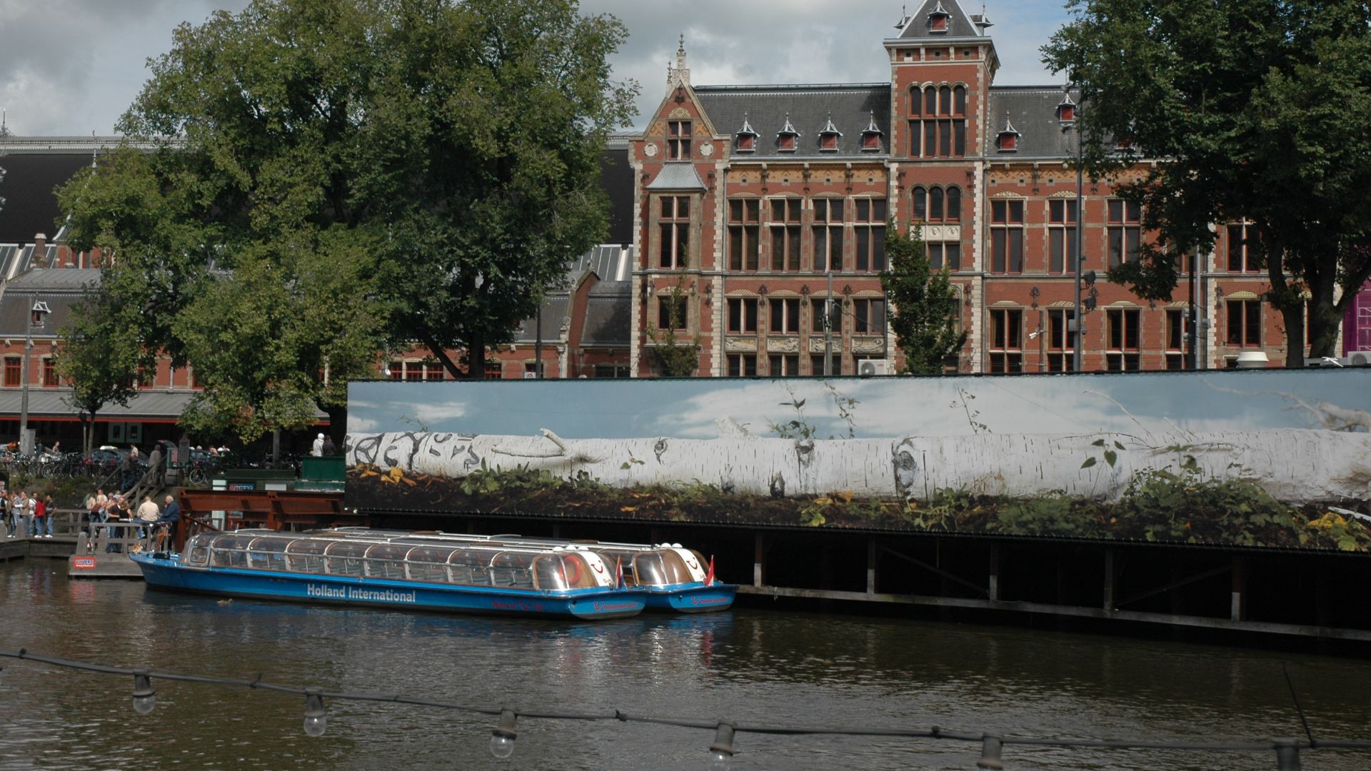 File:Amsterdam Central station Holland International canal cruises 20050827.jpg