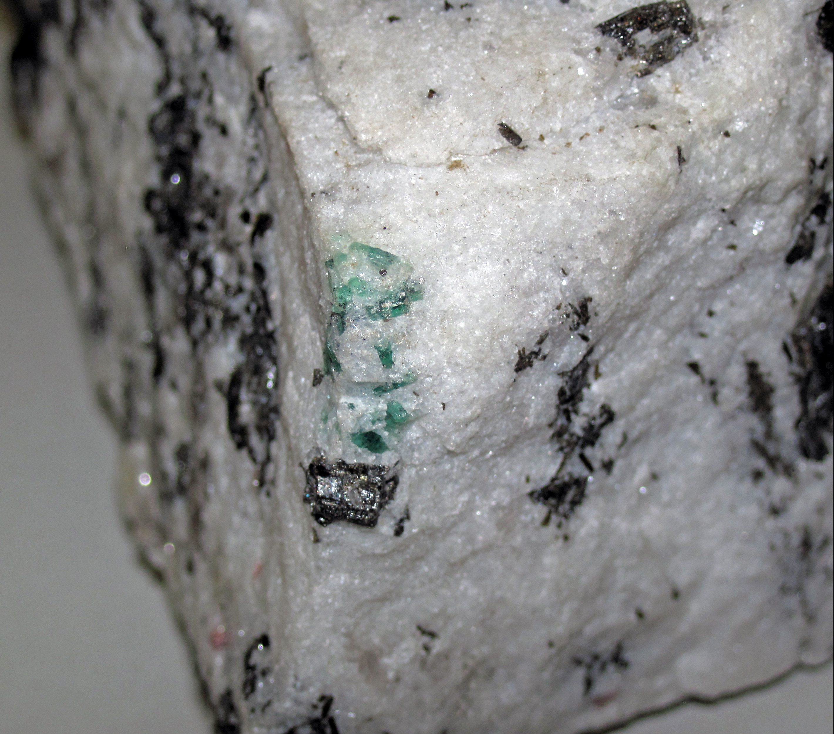 File:Emeralds in pegmatitic granite (Crabtree Pegmatite, Devonian; Crabtree Mountain, Mitchell County, North Carolina, USA) (25144472748).jpg