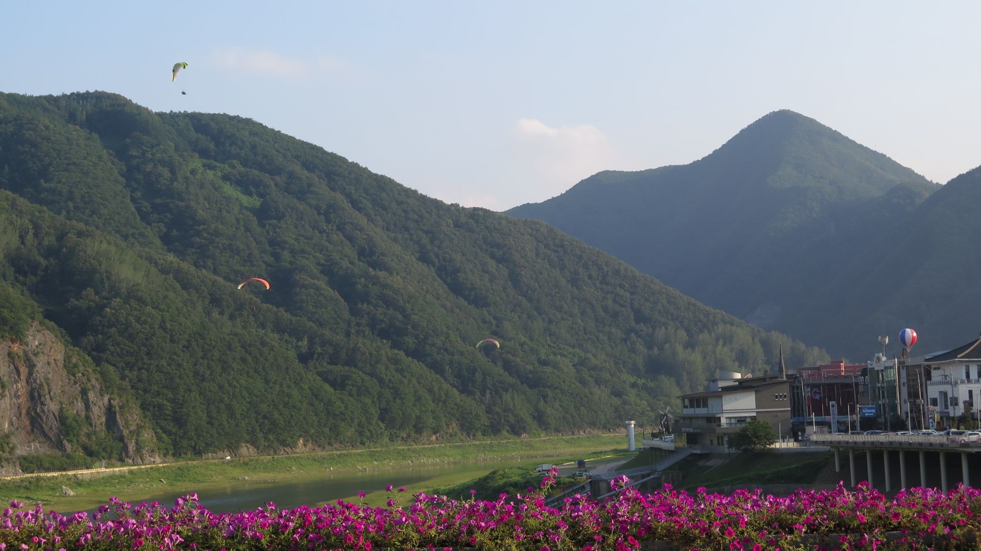 File:Paragliders in Danyang.jpg