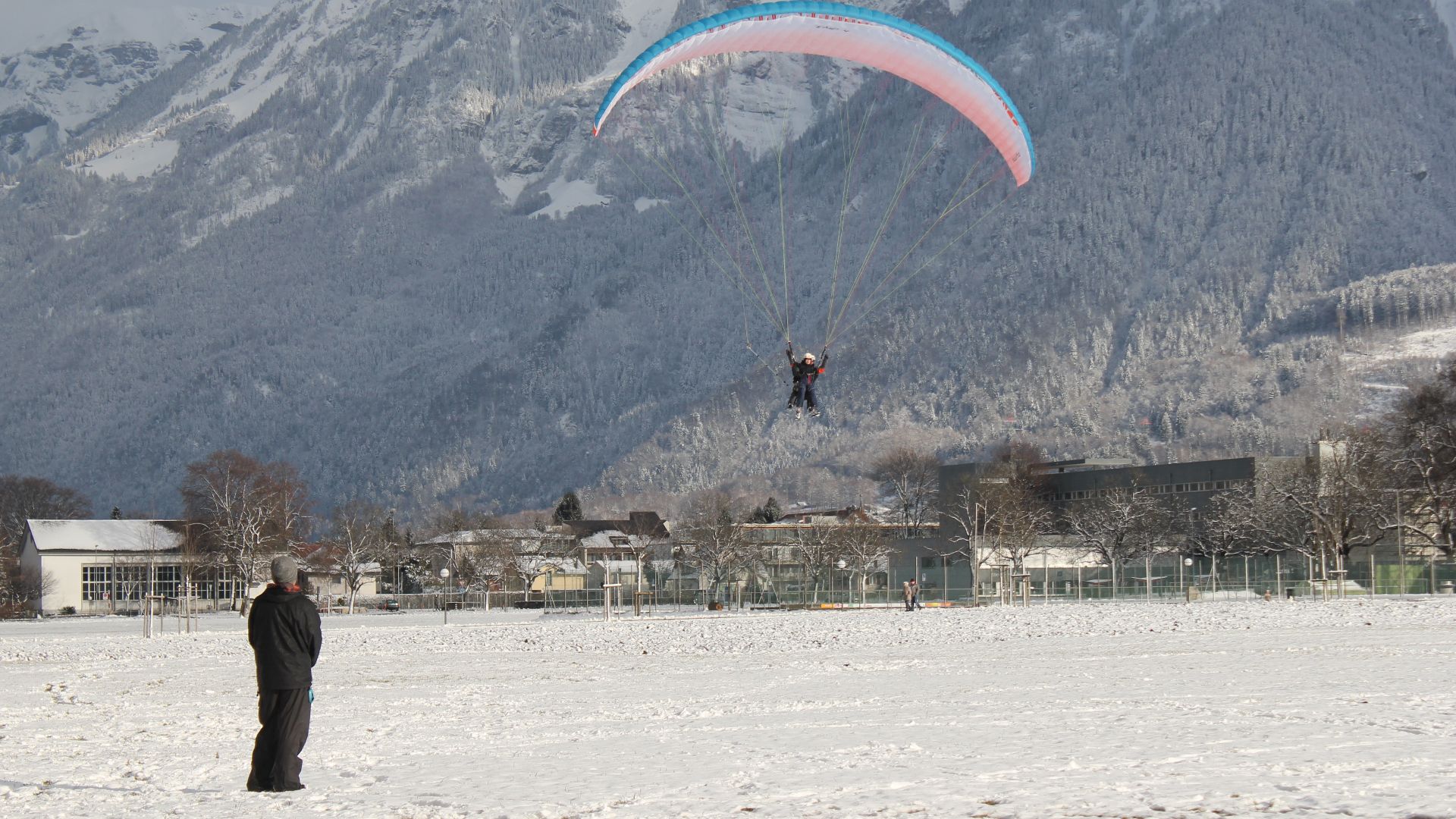File:Paraglider Landing In Interlaken.jpg