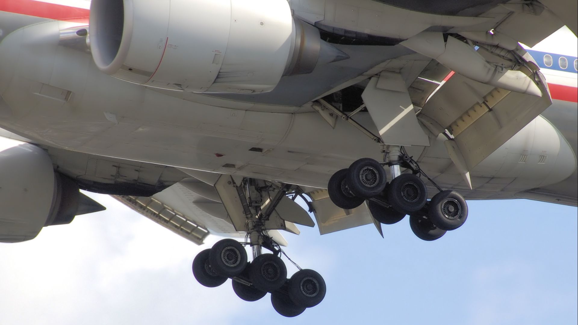 File:American Airlines Boeing 777-200ER N788AN landing gear and flaps.jpg