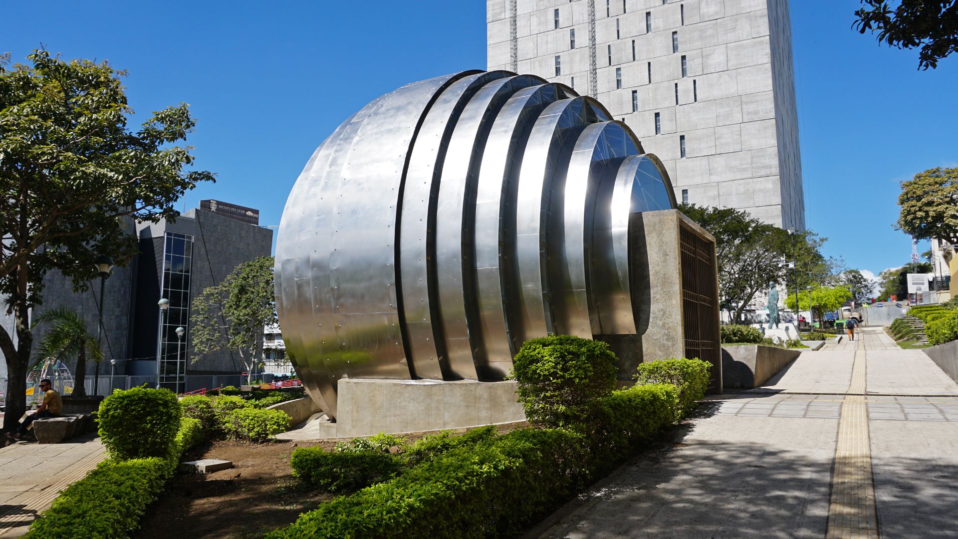 File:Esfera Metal Plaza de la Democracia CRI 01 2020 4205.jpg