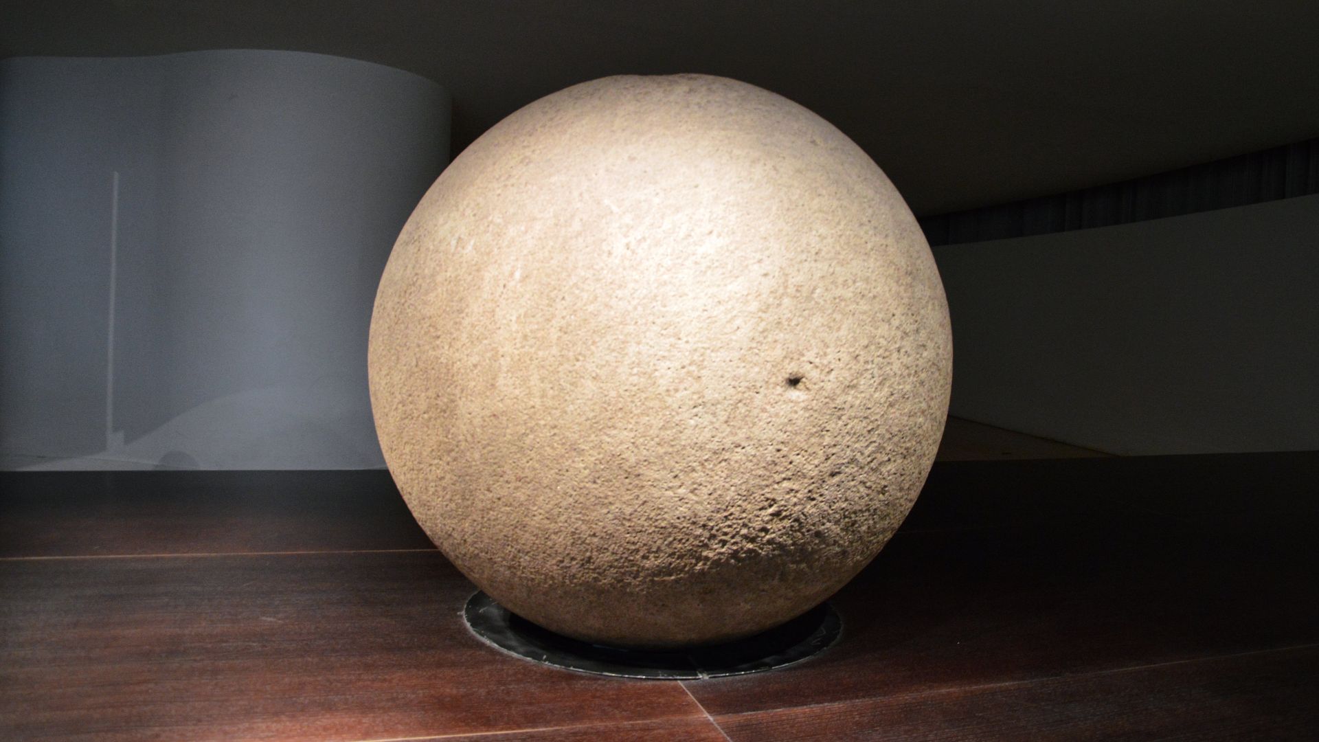 File:Sphère de pierre.JPG