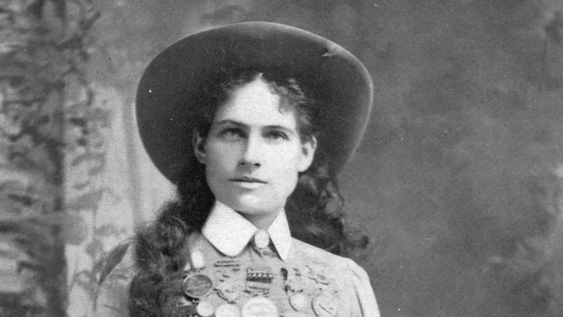 File:Annie Oakley Portrait.jpg