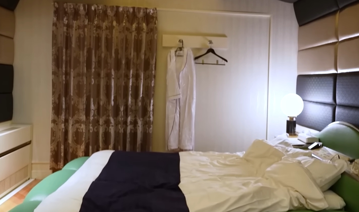 Cosplay Love Hotel Stay