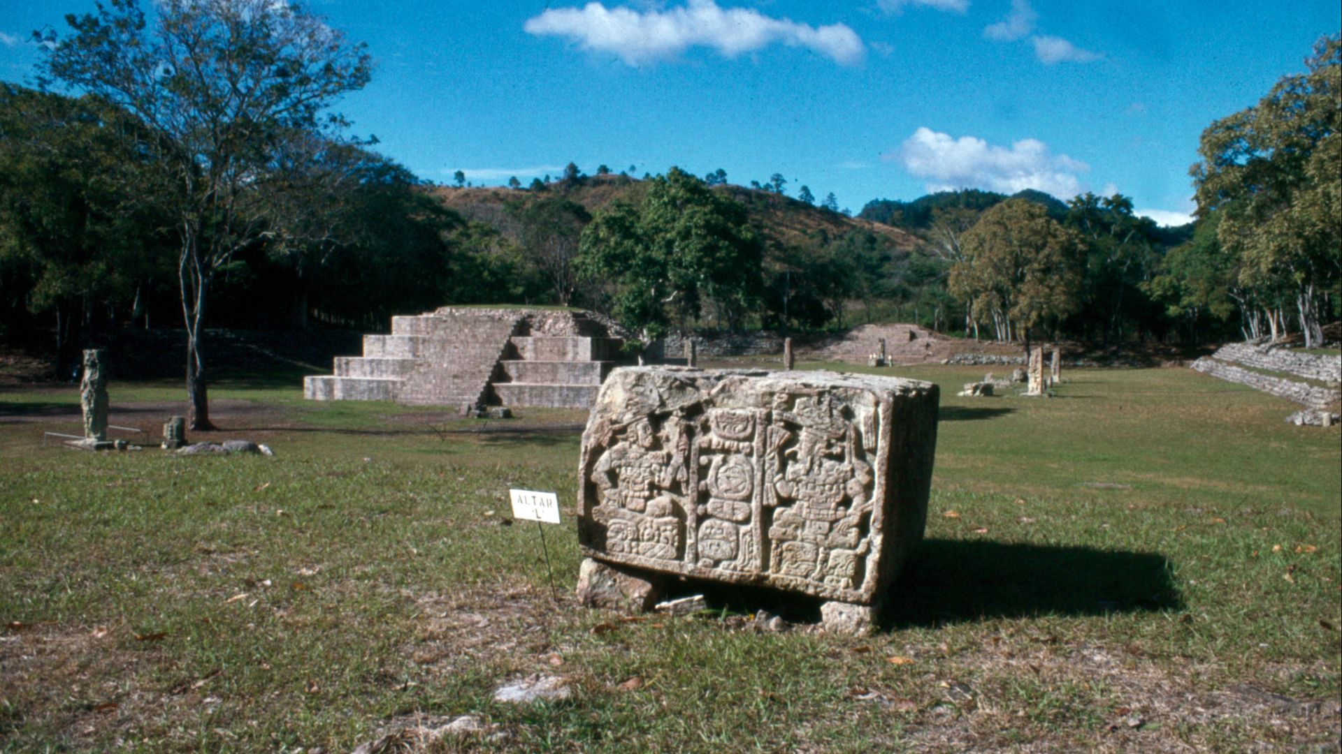 File:Copan-26-Altar-1980-gje.jpg
