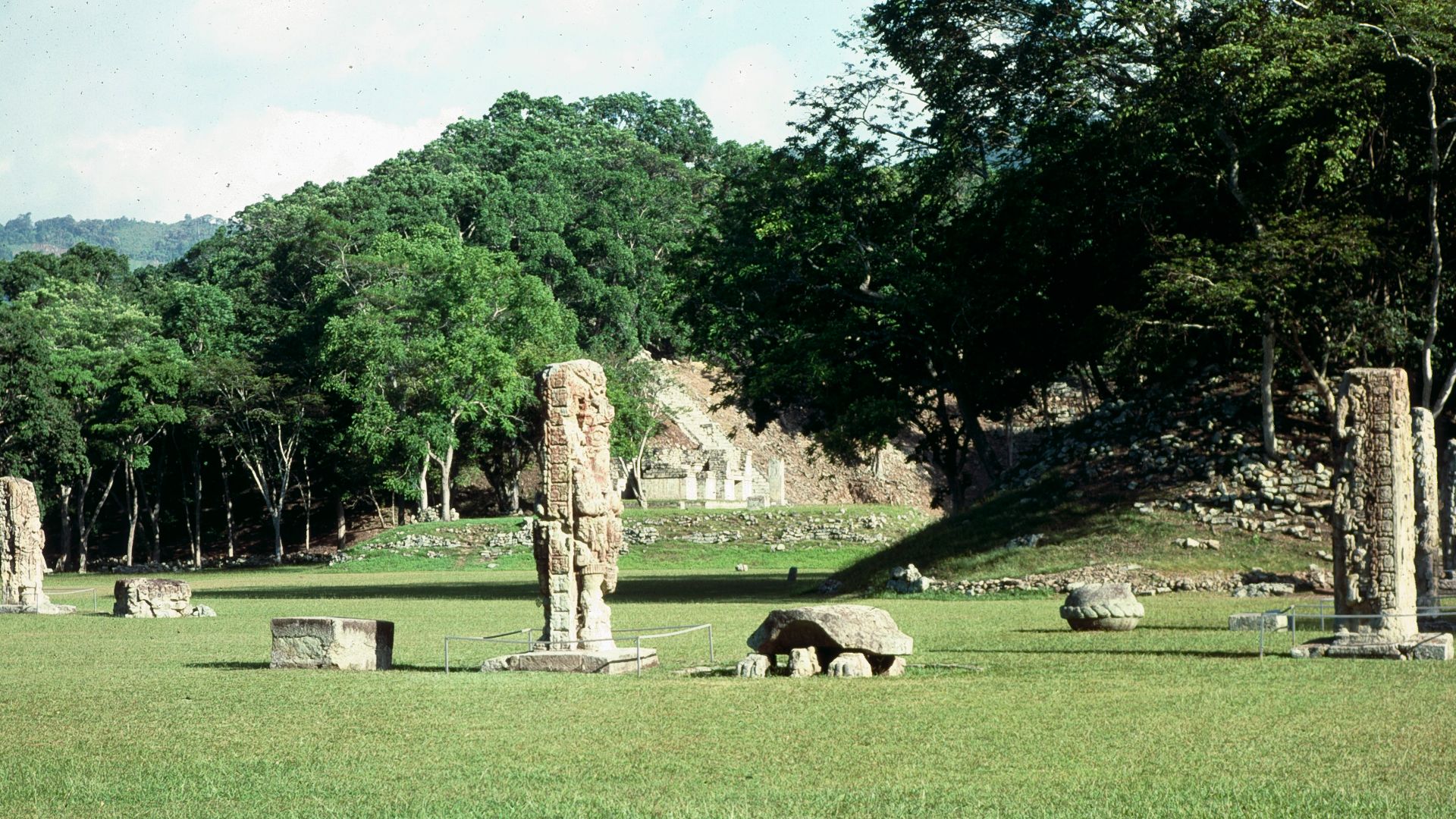 File:Copan Stelenhof2.jpg