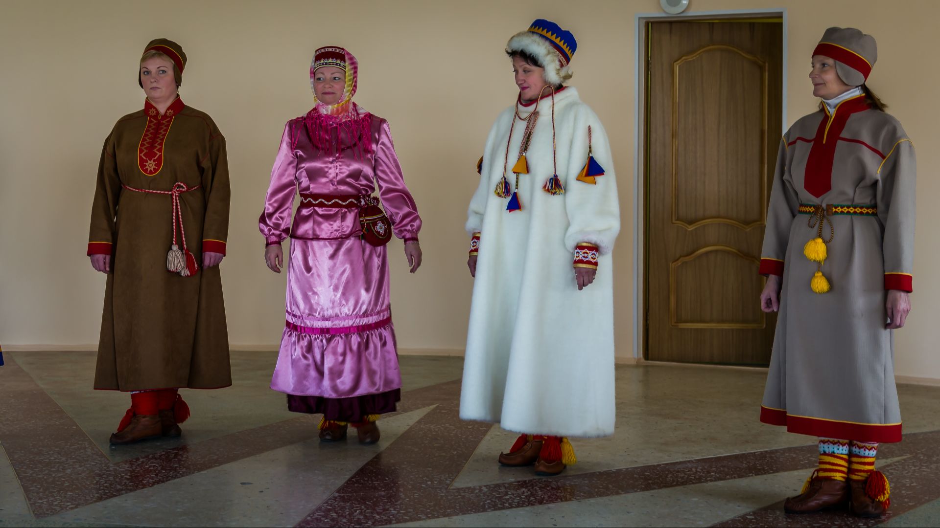 File:Sámi traditional costumes, Lovozero, Kola Peninsula, Russia.jpg