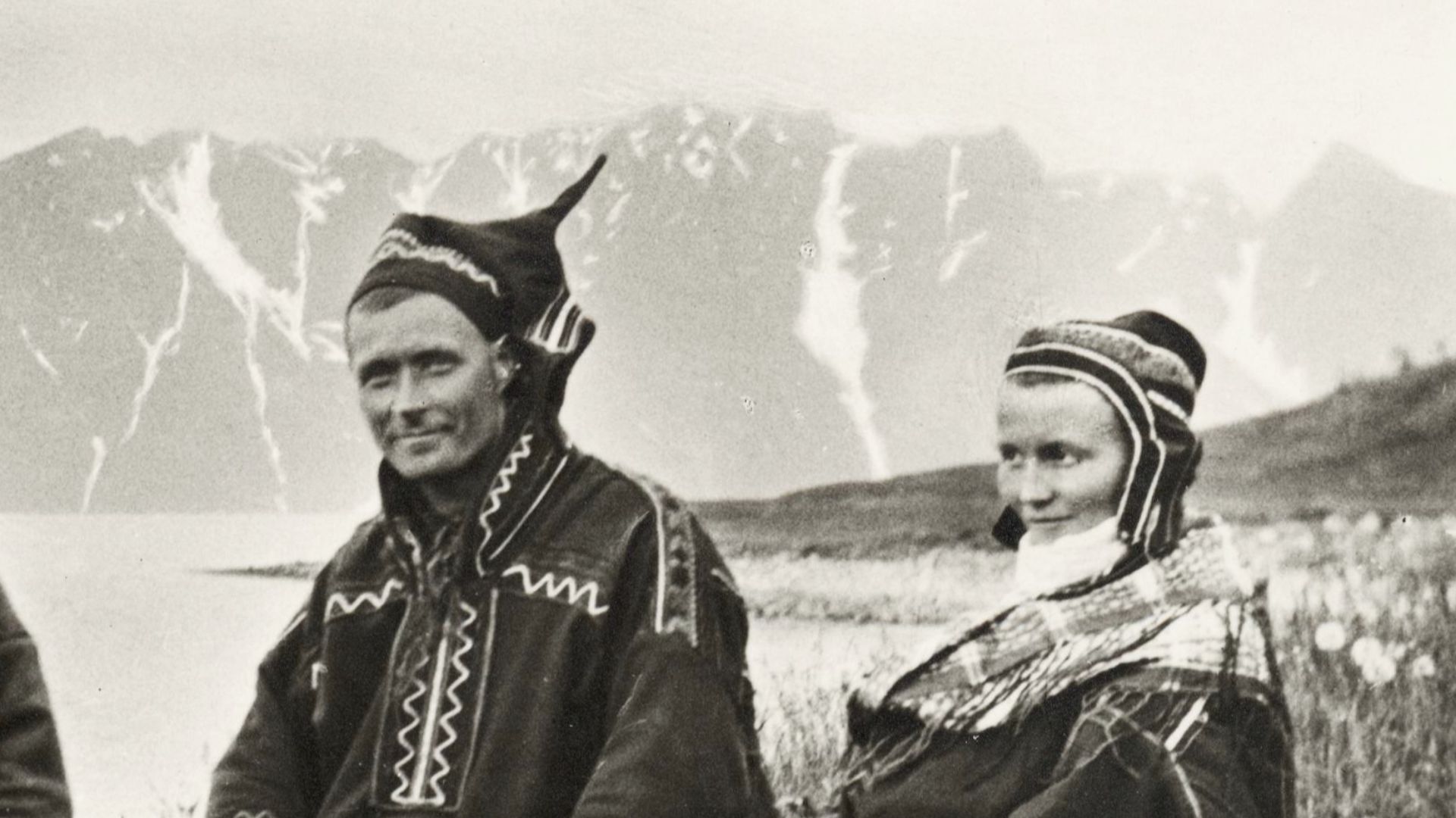 File:1928 Lyngen Troms Norway group Mountain Sami people Photo pcard.jpg