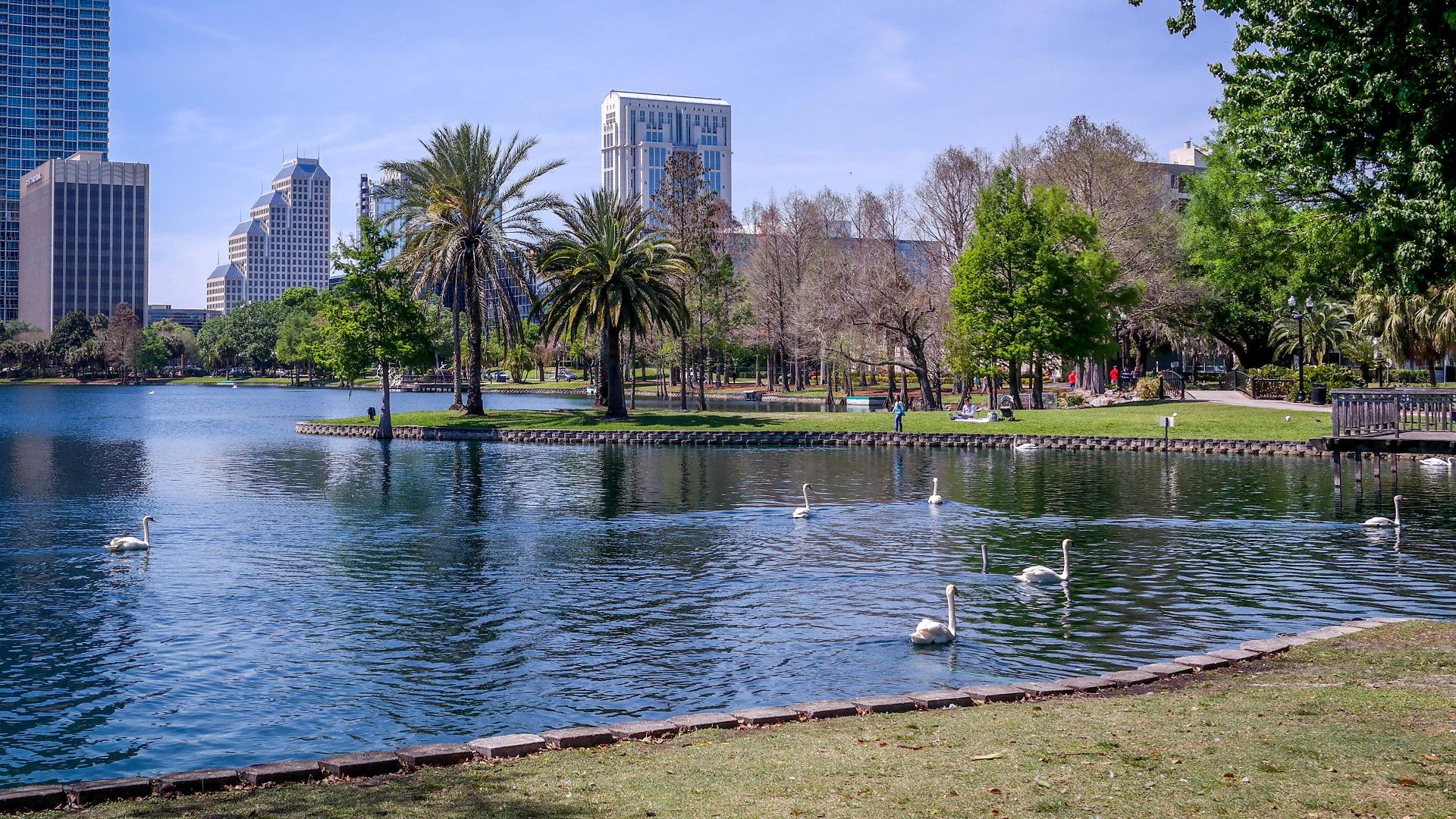 File:Lake Eola Park-4.jpg