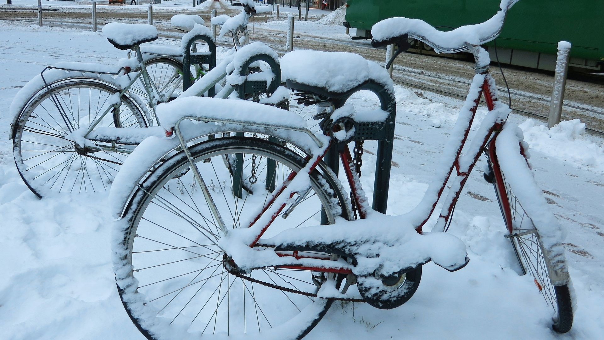 File:Bicycles and winter.jpg