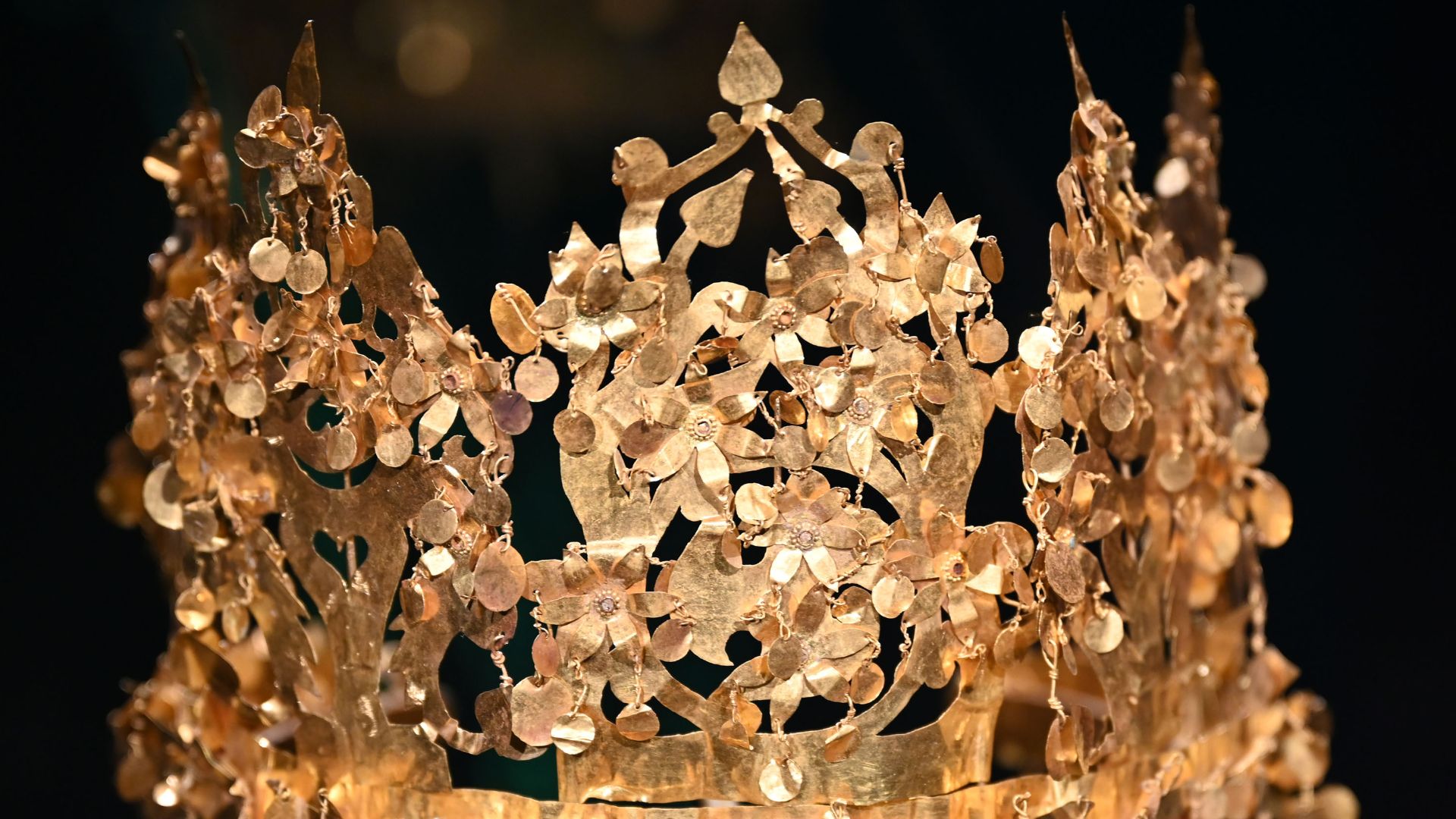 File:Tillya Tepe crown.jpg