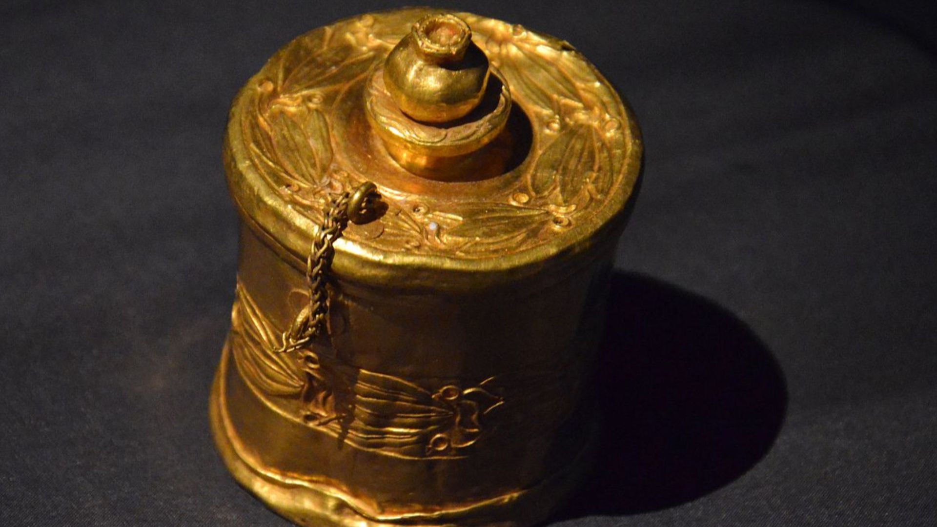 File:Pot, gold, Tillya Tepe, tomb III, 100BCE-100CE.jpg