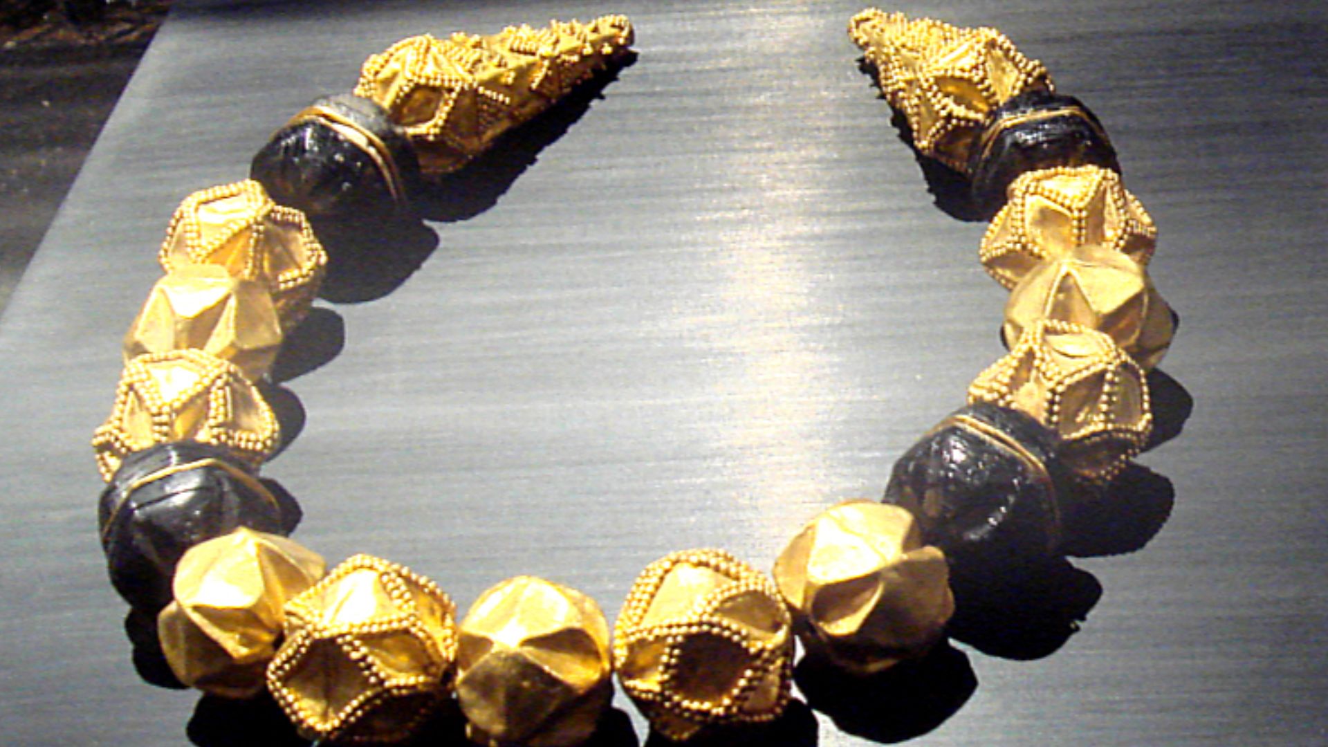 File:TilliaTepeNecklace.jpg