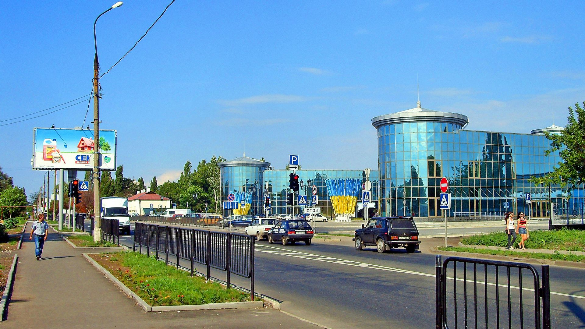 A city street with cars driving down it
